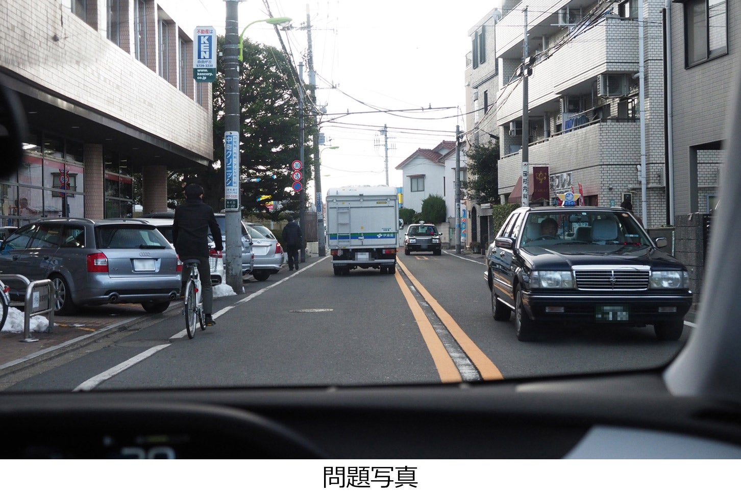 住宅街を抜ける片側1車線の道で、路肩を走る自転車を追い抜こうとしています。
