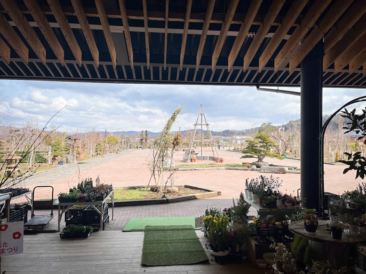 道の駅保内の植物売り場への入り口です。ここから見えるほとんどの植物は売り物です。