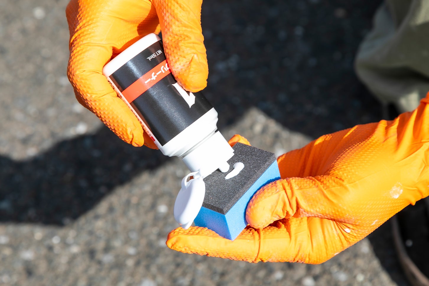 クリーナー液剤を専用のスポンジに付けています。こんなちょっとの液剤でも研磨と溶解の2役をこなし、極小のキズを除去して表面が滑らかになります。※黄ばみが今回ほどヒドくない場合、この商品だけで黄ばみや曇りを落とすことも可能です。