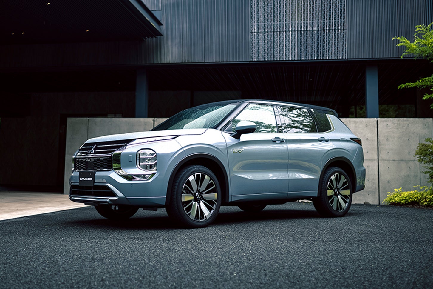 三菱 アウトランダー PHEV｜Mitsubishi  Outlander PHEV