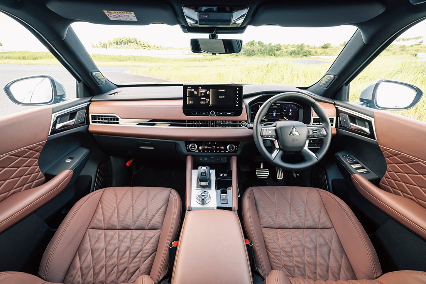 アウトランダーPHEV P Executive Packageの一部改良前のインテリア