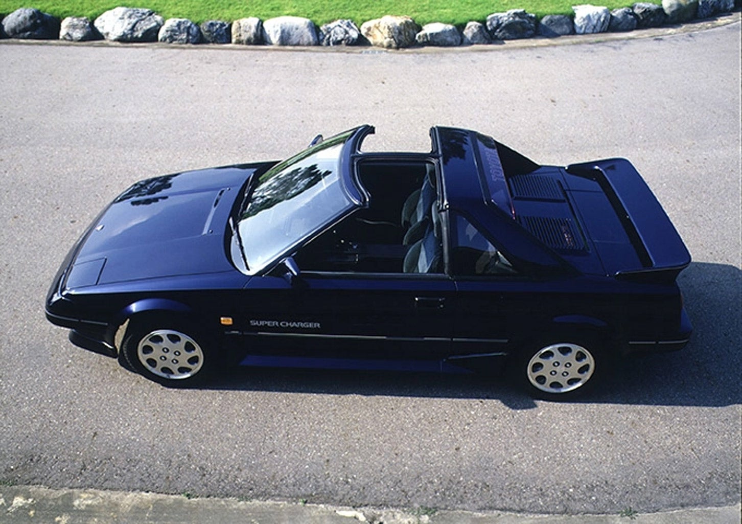 当時のスポーツカーではおなじみの装備だったTバールーフ。このモデルにもオプションで設定されていた。