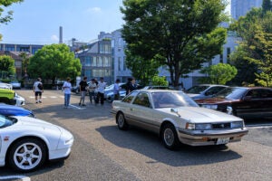 私、瀬イオナも初代ソアラに乗せていただきました。内装は上質で、エンジン音もとても静か。当時の高級車だけあって、現代のラグジュアリーカーと比べても遜色ない、優雅な乗り心地に感動しました！