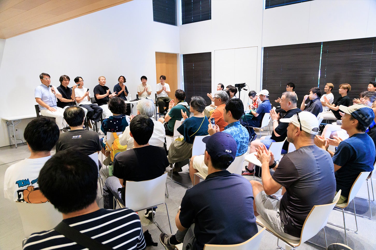 トークショーは涼しい屋内で開催されました。こうしてみると、観覧席は男性率が高めだったんですね。