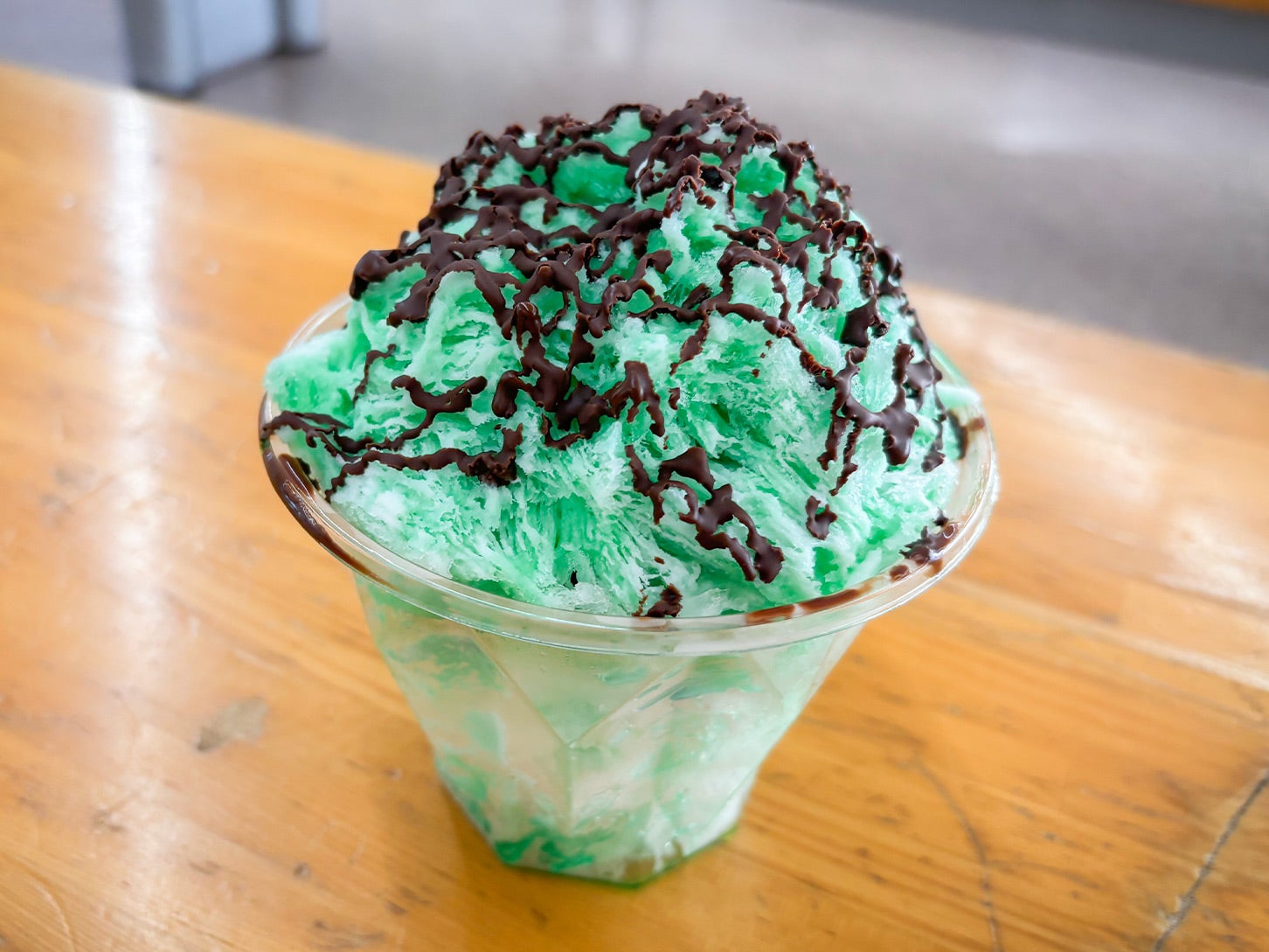 Snow Ballというお店の「チョコミント かき氷」です。南アルプス八ヶ岳の天然水を使用した氷を使ったフワフワ食感が魅力のスイーツです。チョコミントを注文しましたが、ミント感が想像以上に強烈で、かなりのチョコミン党向けと感じました！