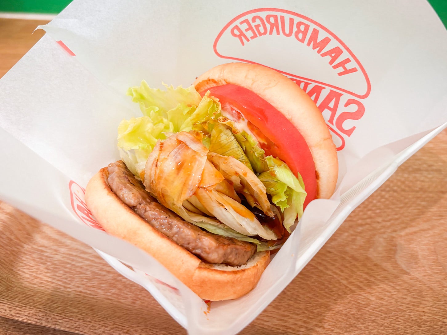 地元で有名な「ハンバーガーショップ れたす」はその名の通り、レタスが主役です。「照り焼きハンバーガー」を注文しましたが、シャキシャキ食感のレタスと、甘辛い照り焼きソースが相性抜群でした！