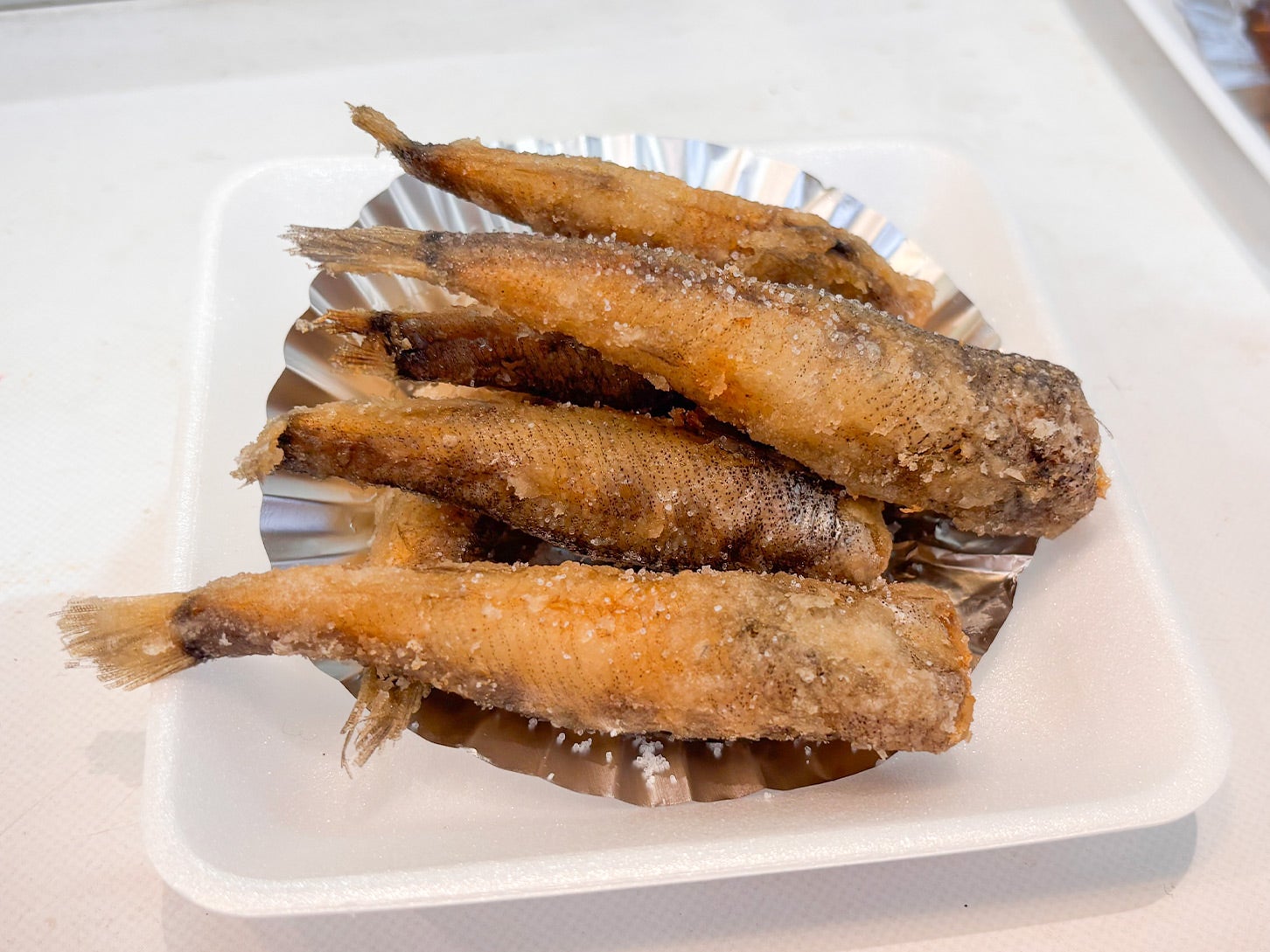 メヒカリの唐揚げは臭みがゼロ！ サクッとした衣の中にはふわっとした白身が待っていて最高でした。