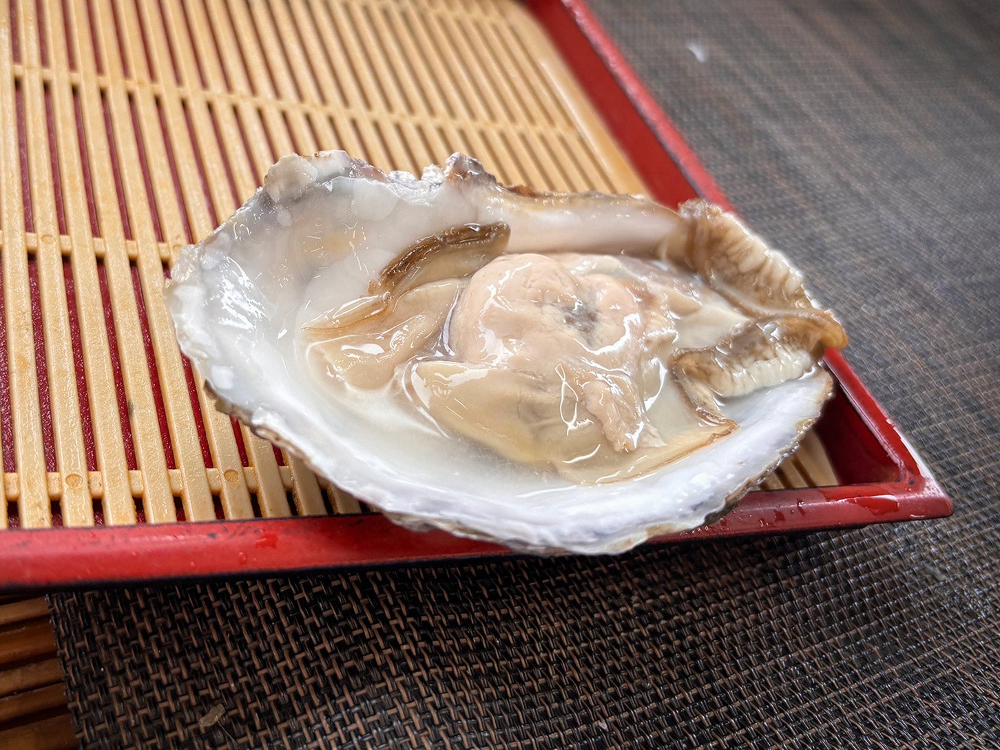 生ガキを扱う「いちよし商店」では、さまざまな産地の新鮮な生ガキをその場で味わうことができます。ぷるぷるした大粒の身に、ポン酢を垂らして食べます。最高の御馳走ですね。
