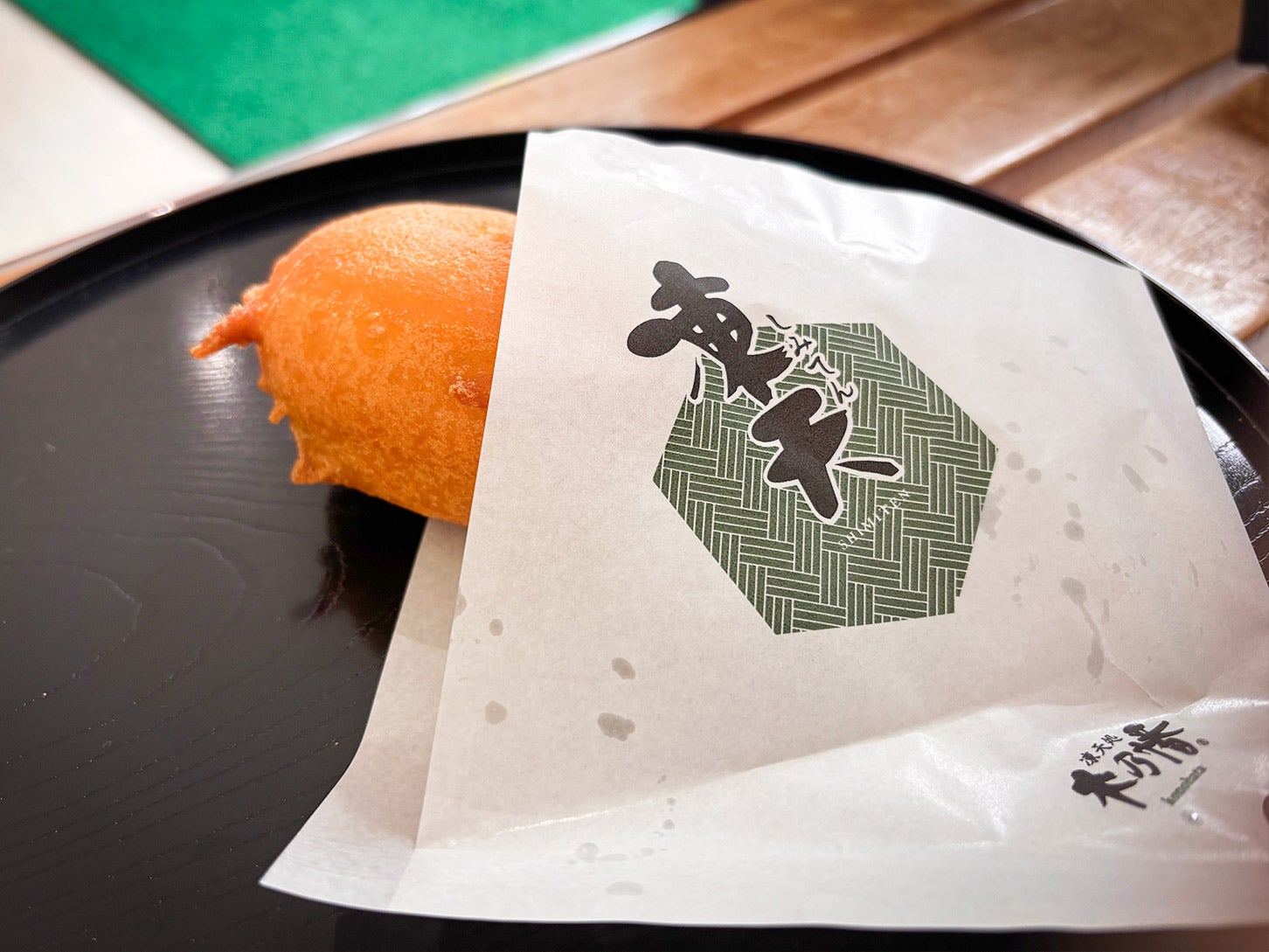 凍天は、保存食である凍み餅をドーナツ生地に混ぜ込んで揚げたお菓子です。揚げたてを食べると外はサクサク、中はモチモチで味だけでなく食感も最高でした！ あんこ入りやチーズ入りも選べますよ。