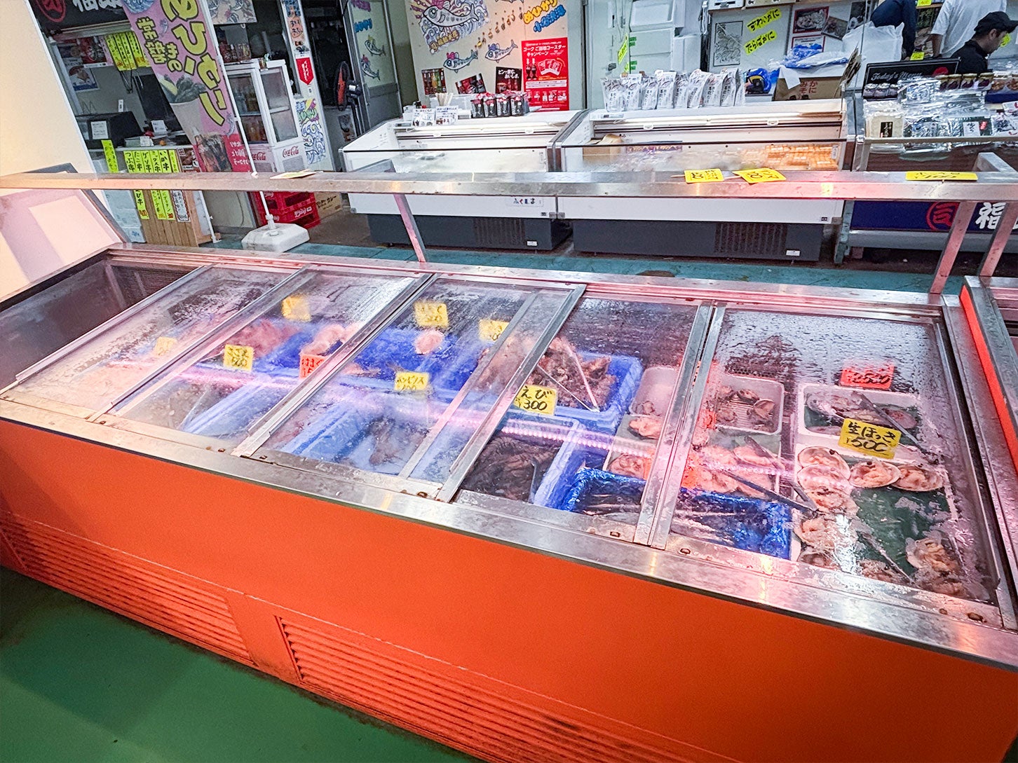 浜焼きコーナーでは、新鮮な海鮮をその場で選んで網焼きができます。