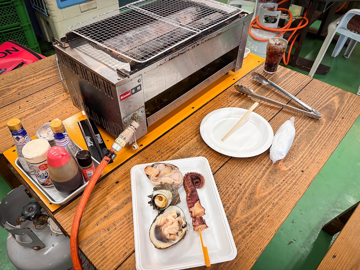 浜焼きコーナーでは、新鮮な海鮮をその場で選んで網焼きができます。