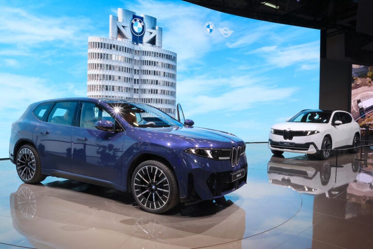 2025年9月8日にミュンヘンで開催されたIAAモビリティのプレスデイで。BMWはEVの新型「iX3」を公開した。