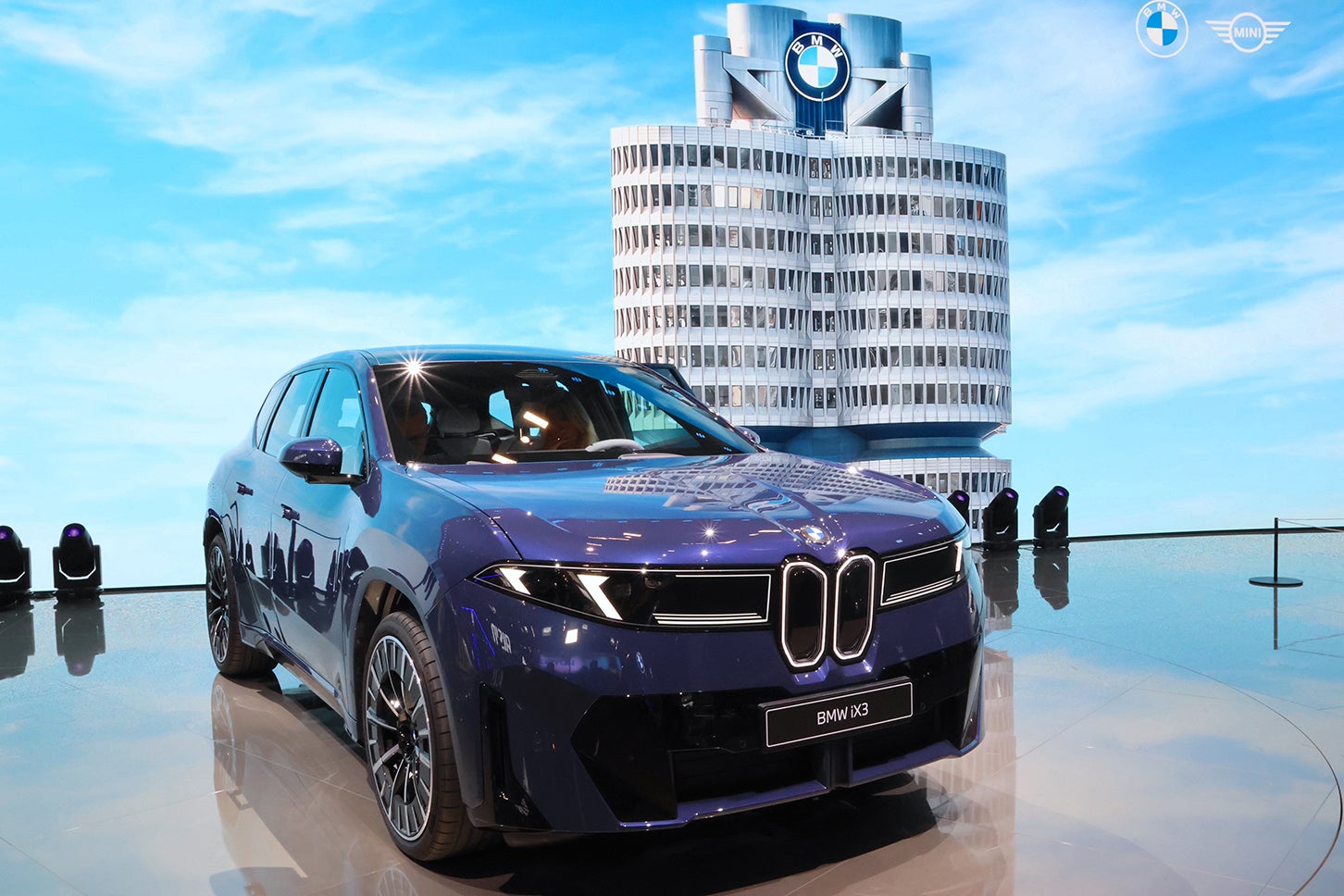 BMW iX3。効率性・環境保護性能などに優れた新EVプラットフォーム「ノイエ・クラッセ」使用モデルの第一弾。第二弾は2026年に登場する新型3シリーズになる。