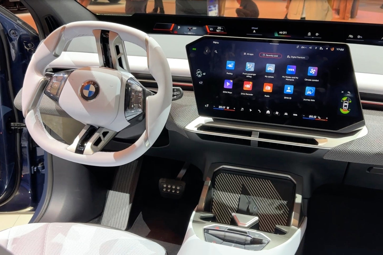パノラミックiDriveが採用されたBMW iX3のダッシュボードを見る。