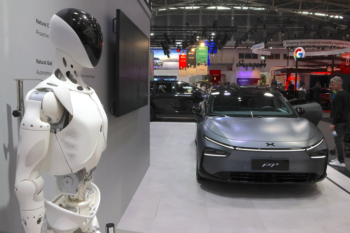 シャオペンは自社製の有人ドローンやヒューマノイド・ロボットも展示。後者は2026年内の量産を目指す。同じく中国系のGACも乗用ドローンをディスプレイした。
