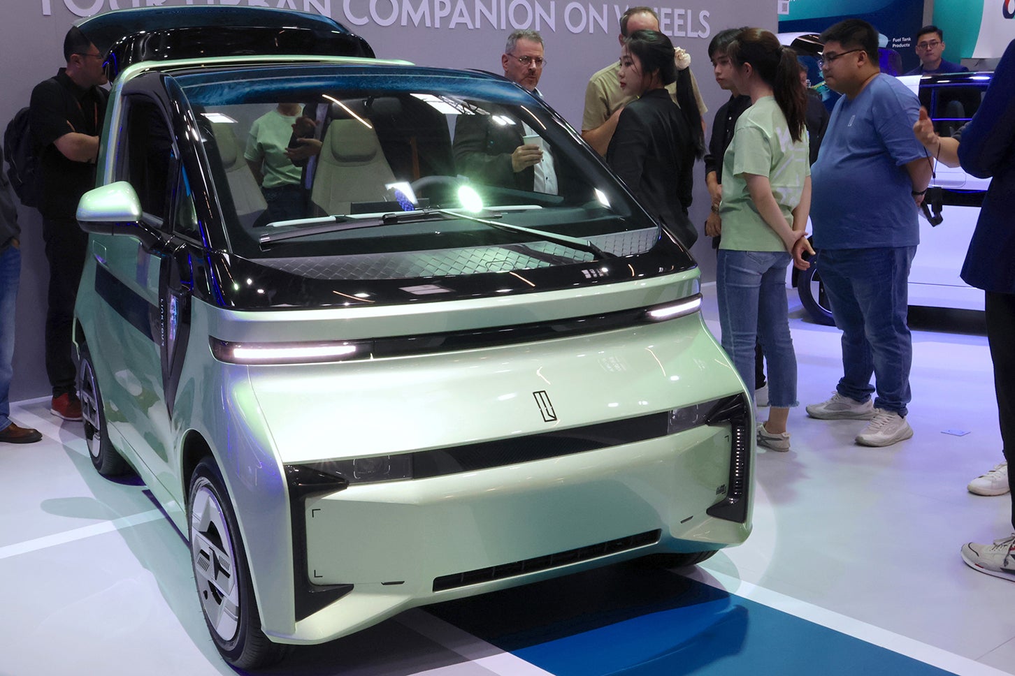 リンクツアーのマイクロEV「アルミン」。デザインはインハウスとのこと。欧州の一部国で近日発売予定。当地の法律により、低出力版は14歳から運転できるはずだ。