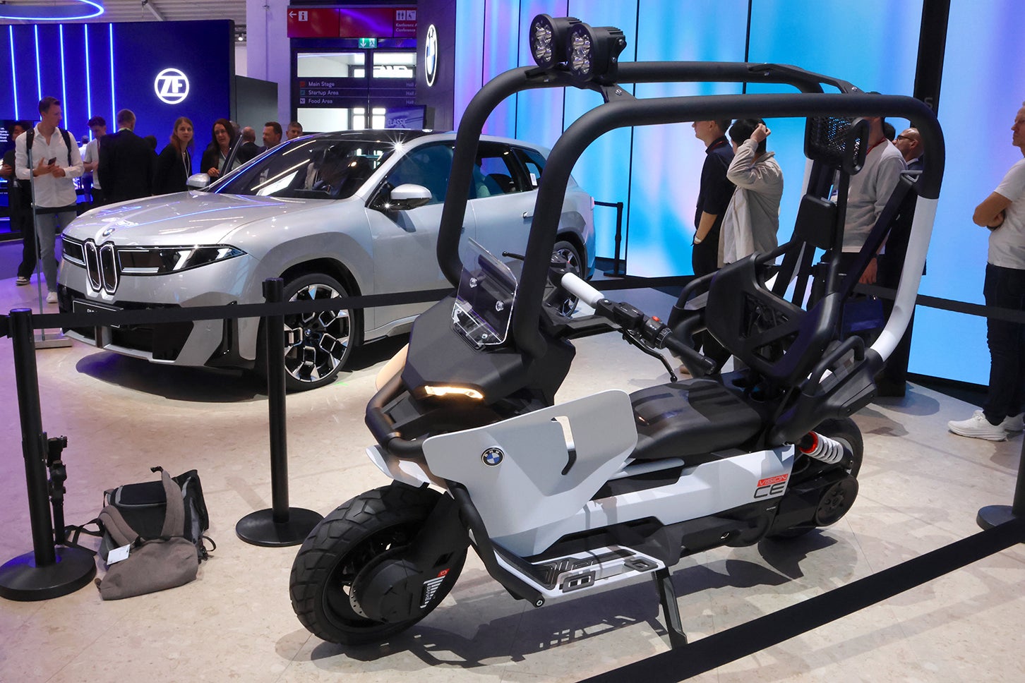 以下はメッセ会場におけるその他の出展から。これはBMWモトラッドの2輪EV「ヴィジョンCEコンセプト」。強固なフレームとバランシング機能によって、ヘルメットをはじめとする各種プロテクション・ギアの着用からライダーを解放する。