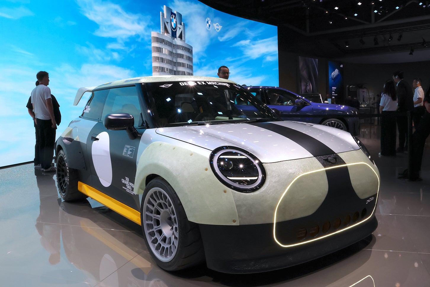 MINI「ジョン・クーパー・ワークス・エレクトリック・スケッグ」。オーストラリアのアパレルブランド「デウス・エクス・マキナ」とのコラボレーションによるワンオフ。