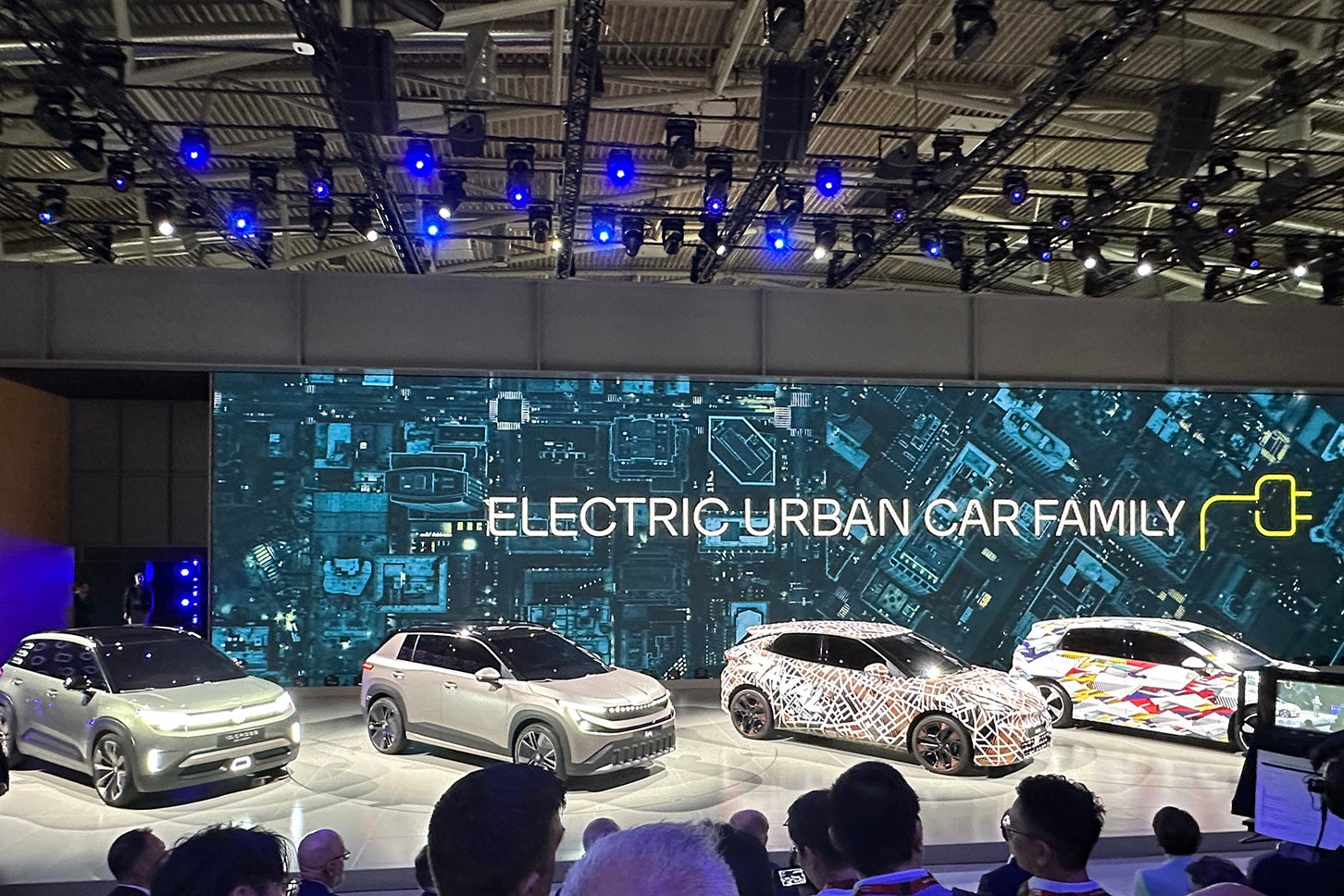フォルクスワーゲン(VW)グループ各ブランドの記者発表で。左から「VW ID.クロス・コンセプト」、「シュコダ・エピック」。カムフラージュが施された2台は「クプラ・ラヴァル」と「VW ID.ポロ」。4台とも同一のプラットフォーム「MEB+」、同一の工場(スペイン)で効率化を目指す。