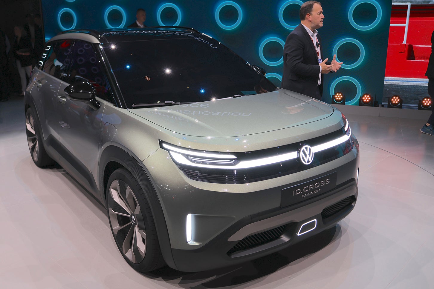 VWによる新EV「ID.クロス・コンセプト」。メーカーの言葉を借りれば“アーヴァン・ジャングルのための”コンパクトSUVで、全長✕全幅✕全高は4161✕1839✕1588mm。