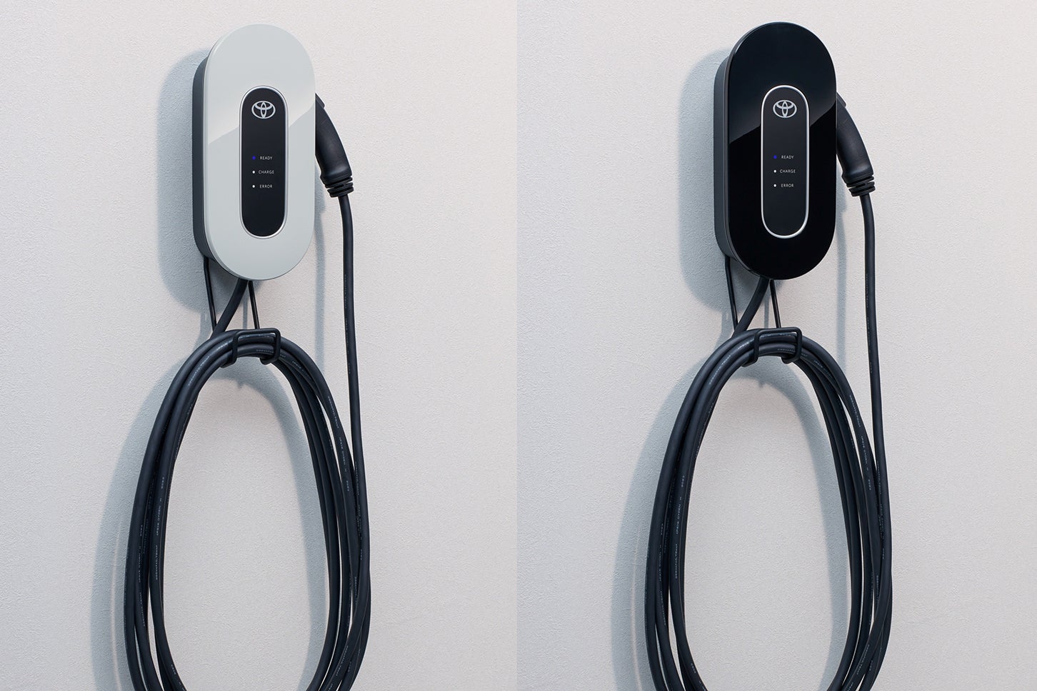 トヨタ純正6kW充電器（ホワイト、ブラック・販売店装着オプション）