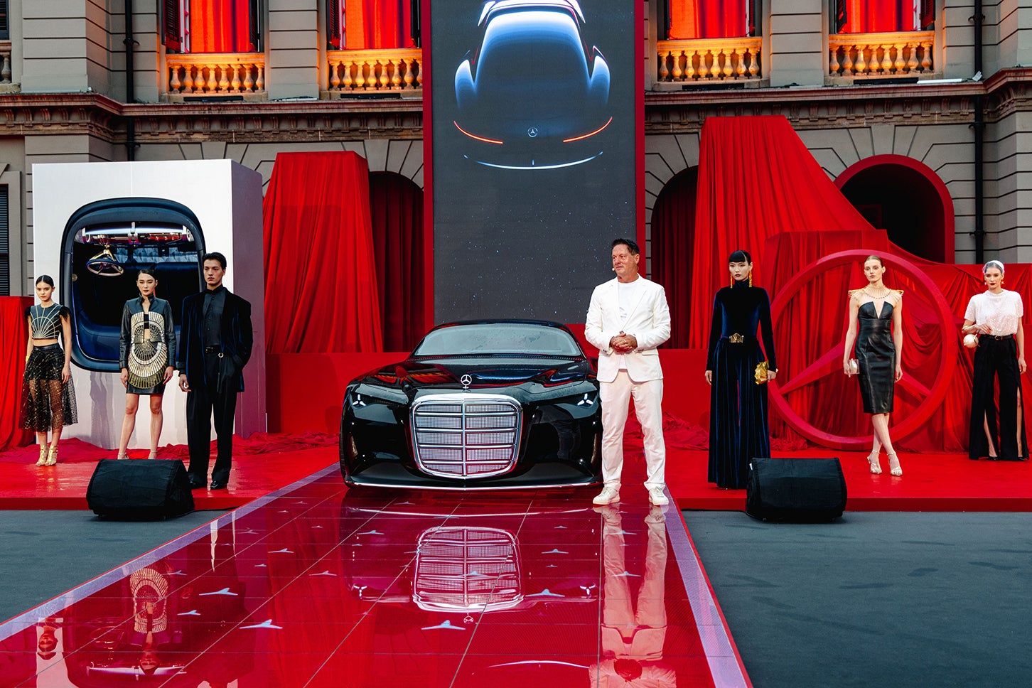 メルセデス・ベンツ グループAGのチーフ・デザイン・オフィサー、ゴードン・ワグナー氏(写真中央)|Gorden Wagener, Chief Design Officer Mercedes-Benz Group AG