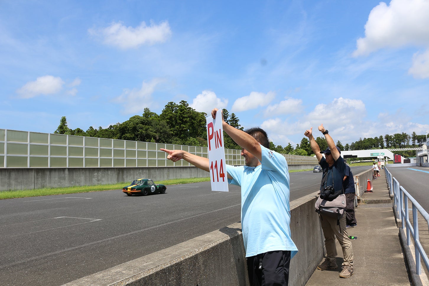 チーム監督が自らサインボードを掲げ、ドライバーに指示を出した