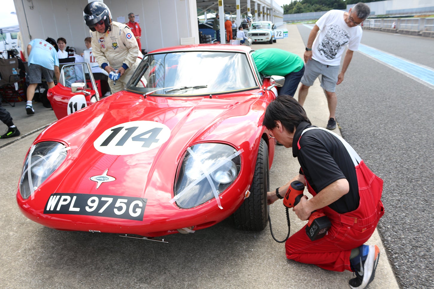 メカニックの原田淳二さんがマーコス1600GTを整備しつつ、レースの当日もサポート