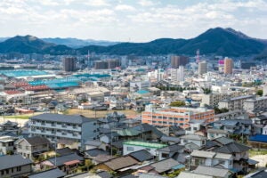 三原市の街並み。(c) varts – stock.adobe.com