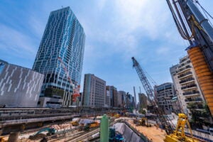 工事中の渋谷駅西口の様子。2020年8月撮影。　(c)picture cells – stock.adobe.com