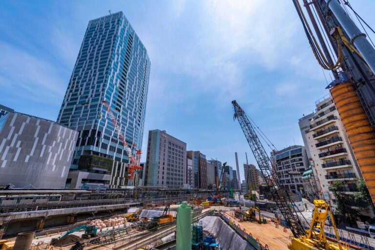 工事中の渋谷駅西口の様子。2020年8月撮影。　(c)picture cells – stock.adobe.com