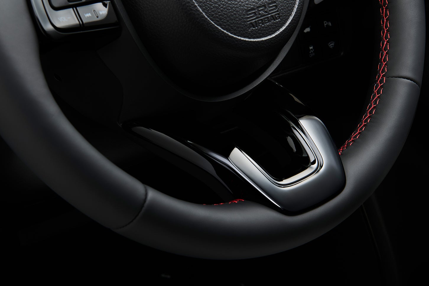 ホンダ・ヴェゼルe:HEV RS｜本革巻ステアリングホイール（スムースレザー／レッドステッチ）