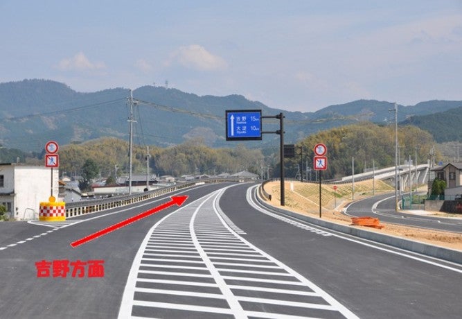 一部が開通済みの高取バイパス。