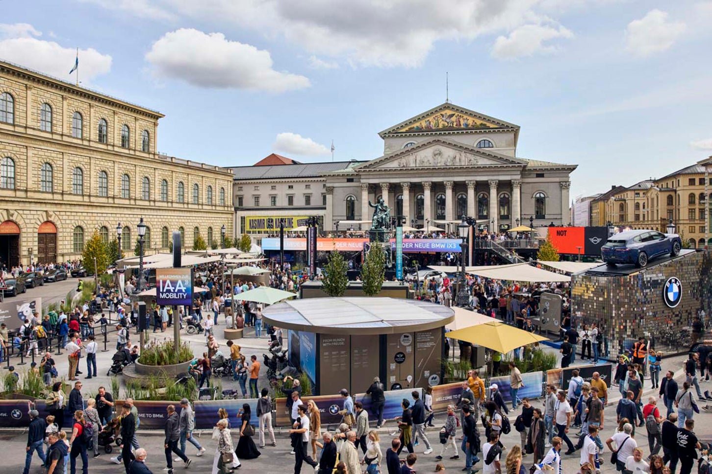 バイエルン国立歌劇場の前にある広場を使って展示ブースを設営したBMW。いつも長蛇の列ができていた（写真：IAA）