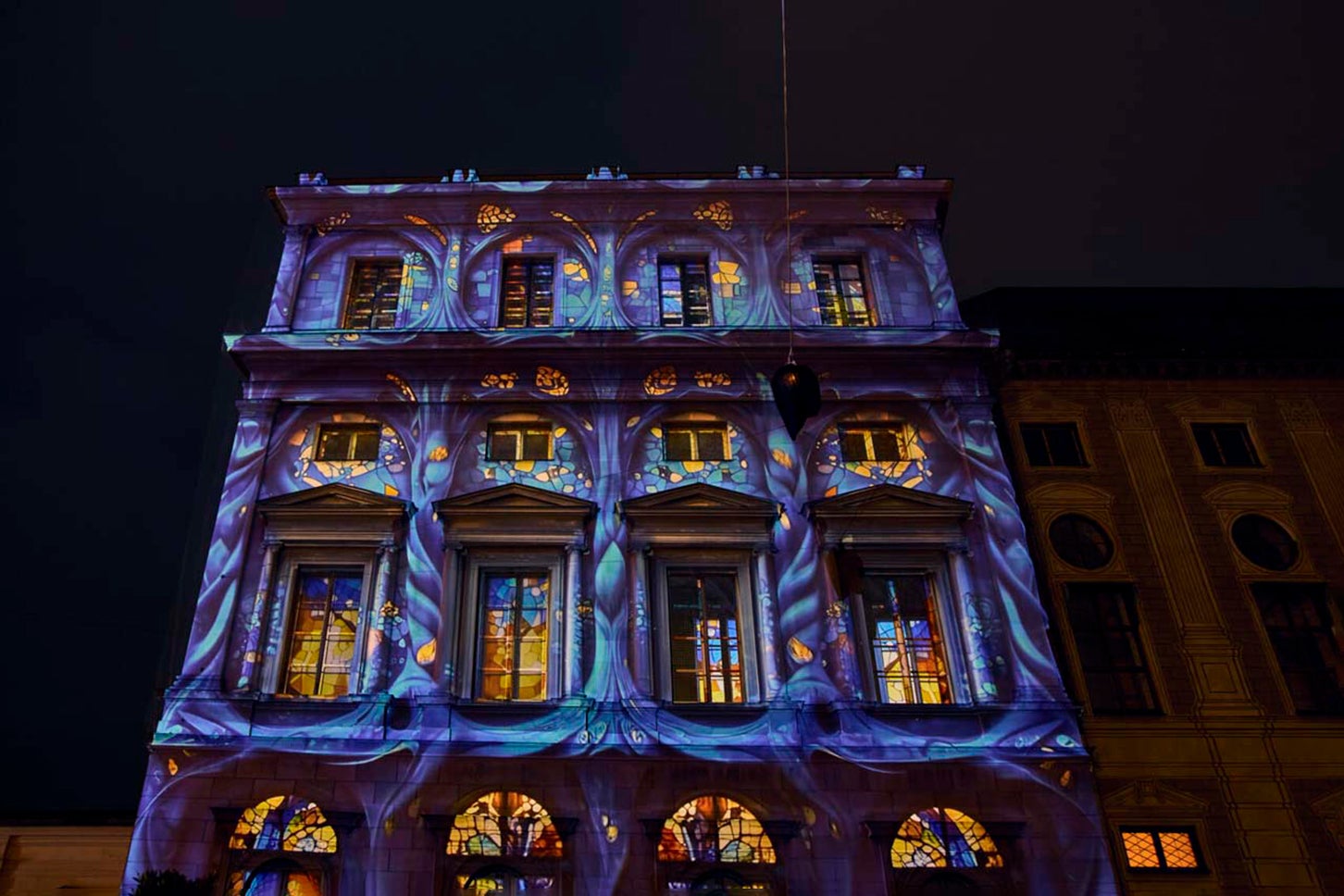 「オープンスペース」では夜間になるとプロジェクションマッピングが展開されて来場者の眼を楽しませた（写真：IAA）