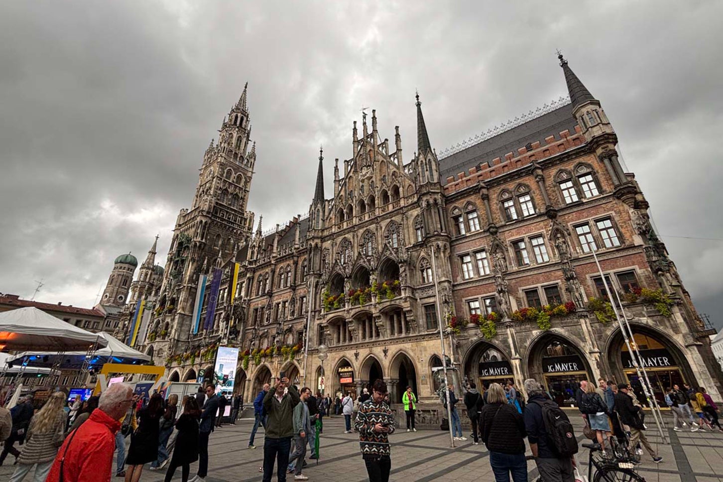 「オープンスペース」ではこのような歴史的建造物が数多く並ぶ。写真はマリエン広場にある新市庁舎