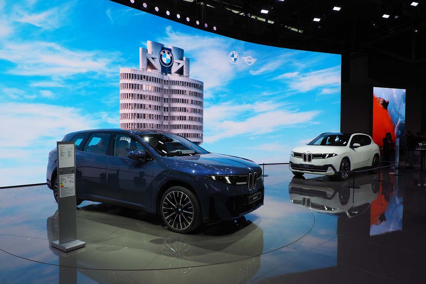 BMWは、「ノイエ・クラッセ」とも呼ばれる新世代BEVの第1弾「iX3」を発表。航続距離は最低でも600km前後を確保したとされる