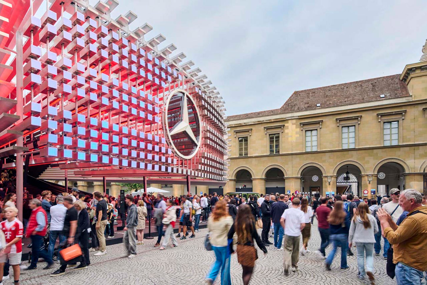 その造り込みに度肝を抜かれた「オープンスペース」に設営されたメルセデス・ベンツのブース(写真:IAA)