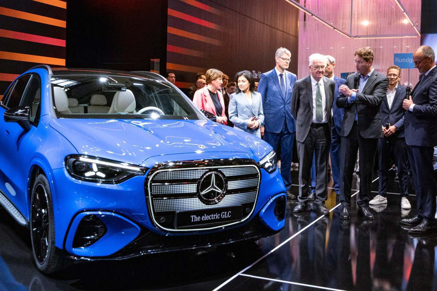 SUV「GLC」の新型EVを披露したメルセデス・ベンツ。グリルそのものがイルミネーションとして発行する機構が組み込まれている（写真：IAA）