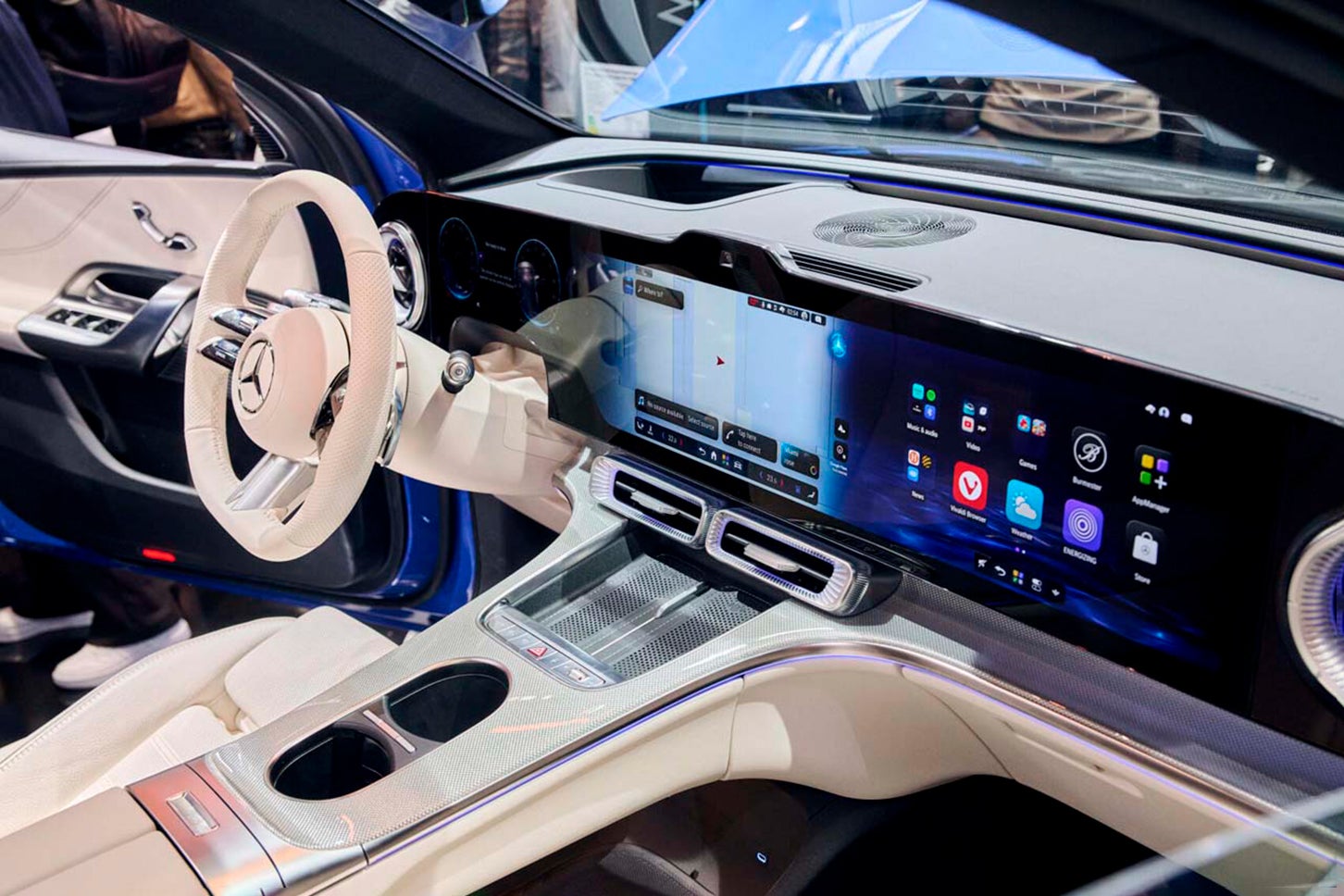 「GLC」のダッシュボードには幅1m近い「ハイパースクリーン」を組み込み、生成AIによる会話型アシスタントを搭載する（写真：IAA）