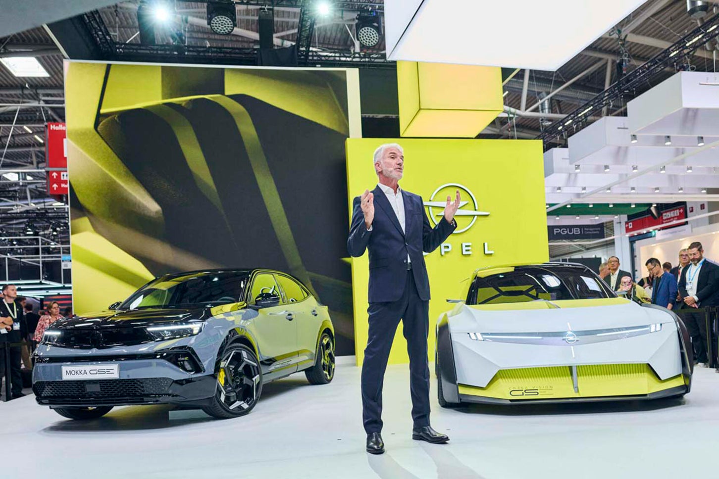 オペル史上最強のBEVとしてワールドプレミアされた新型オペル「モッカGSE」（左）と、四輪駆動電気自動車「オペル・グランドランド・エレクトリックAWD」（写真：IAA）