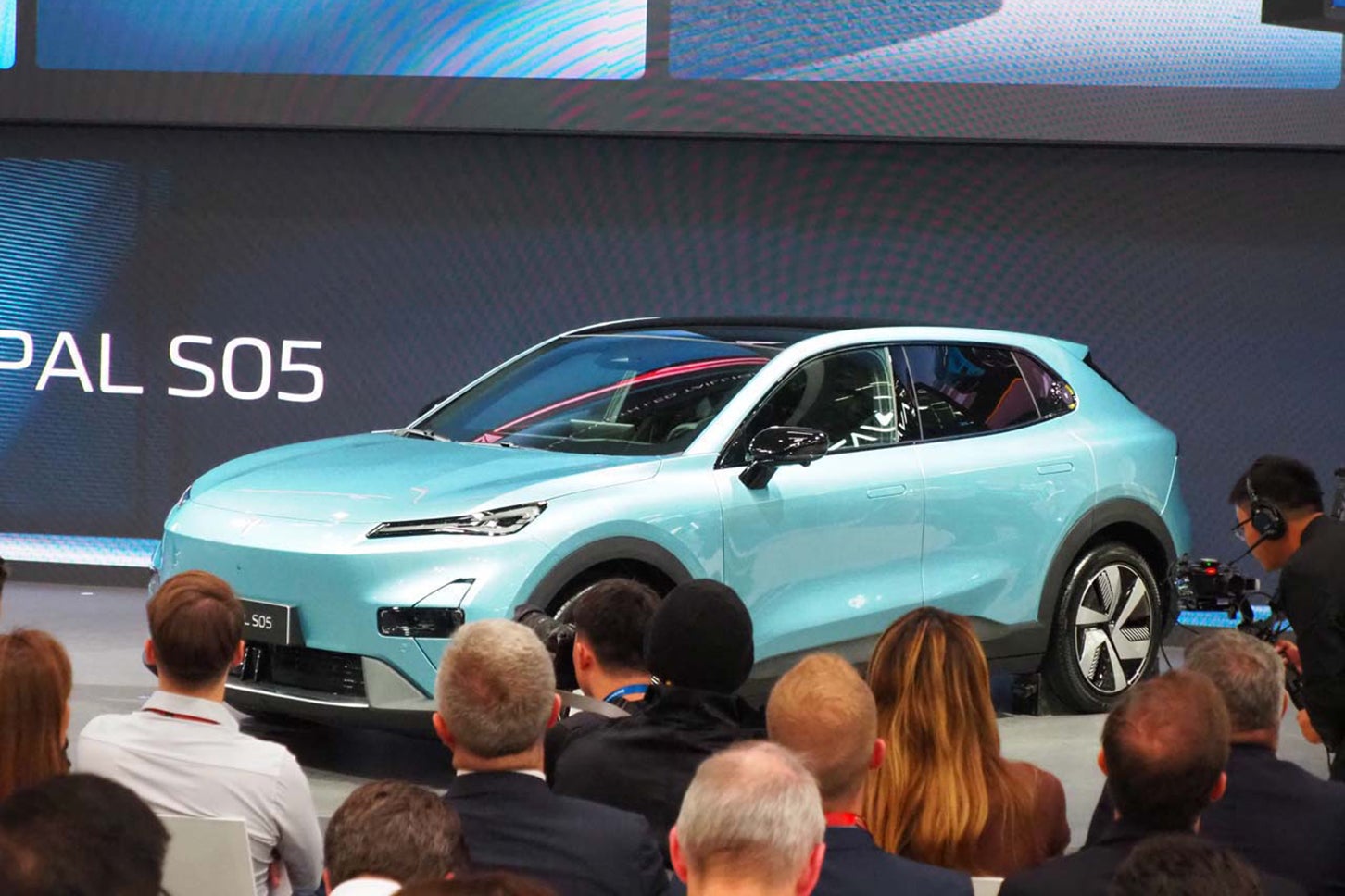 中国勢のプレスカンファレンスはいつも黒山の人だかり。写真は長安汽車のDEEPAL「S05」