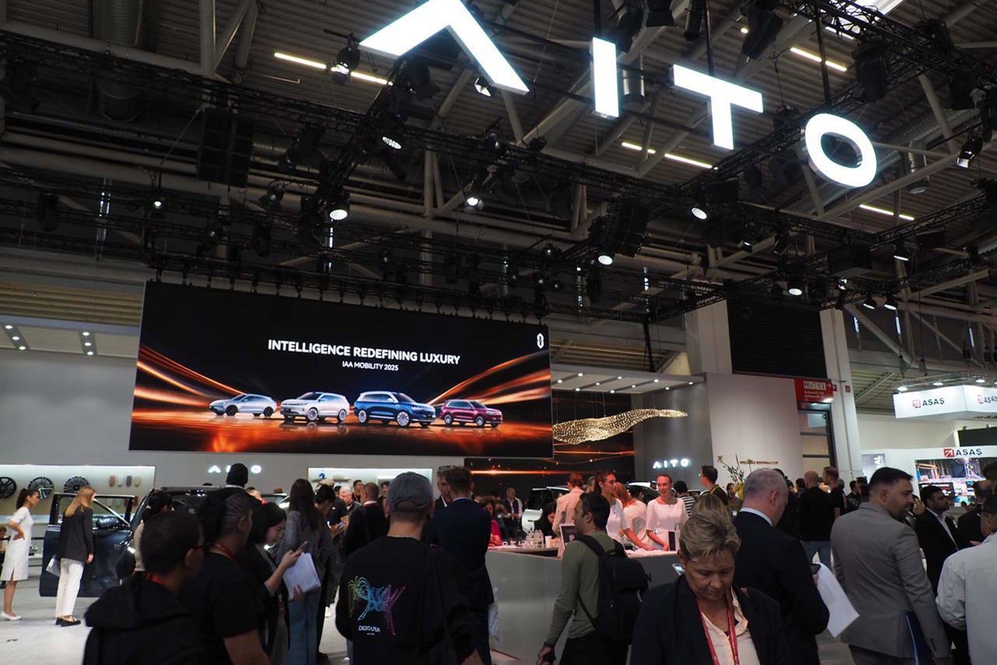 「サミット」会場では中国勢メーカーの存在感に圧倒された。写真はファーウェイ系の「AITO」