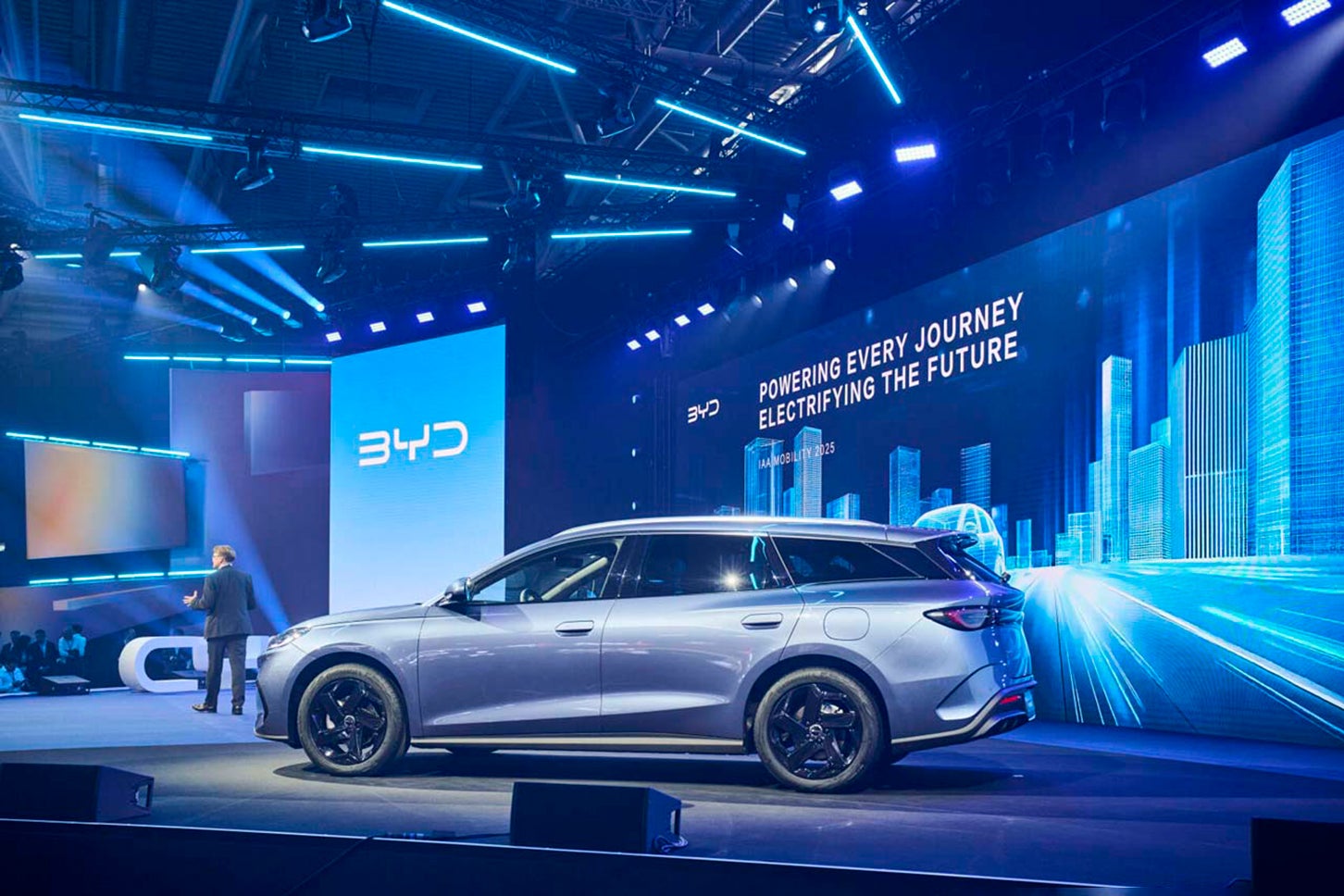 BYDが発表したステーションワゴン型PHEV「シール6DM－iツーリング」。HEVということでなんと1300kmを超える航続距離を実現（写真：IAA）