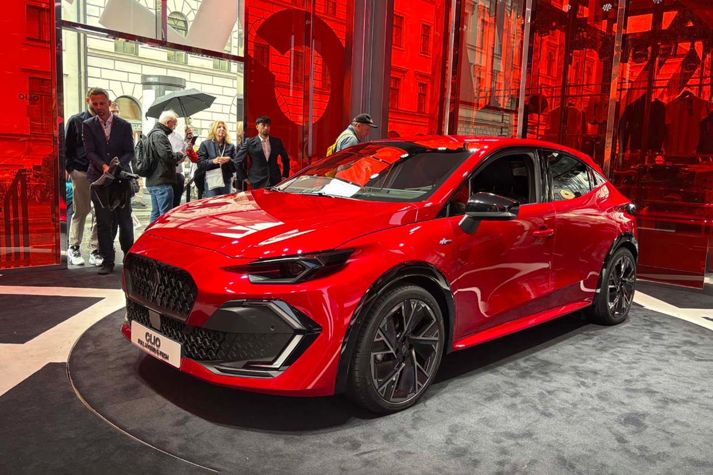 ルノーは新型『クリオ』（日本名：『ルーテシア』）を発表。フルハイブリッドである「E-Tech 」エンジンは最高出力160PSを発揮する