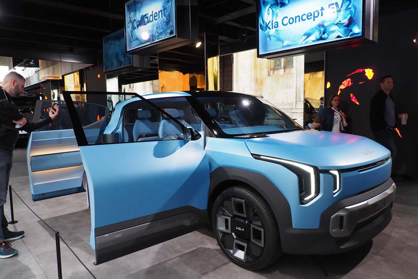 KIAは都市部に住む若い世代向けにコンパクトなクロスオーバー車として「EV2コンセプト」を世界初公開