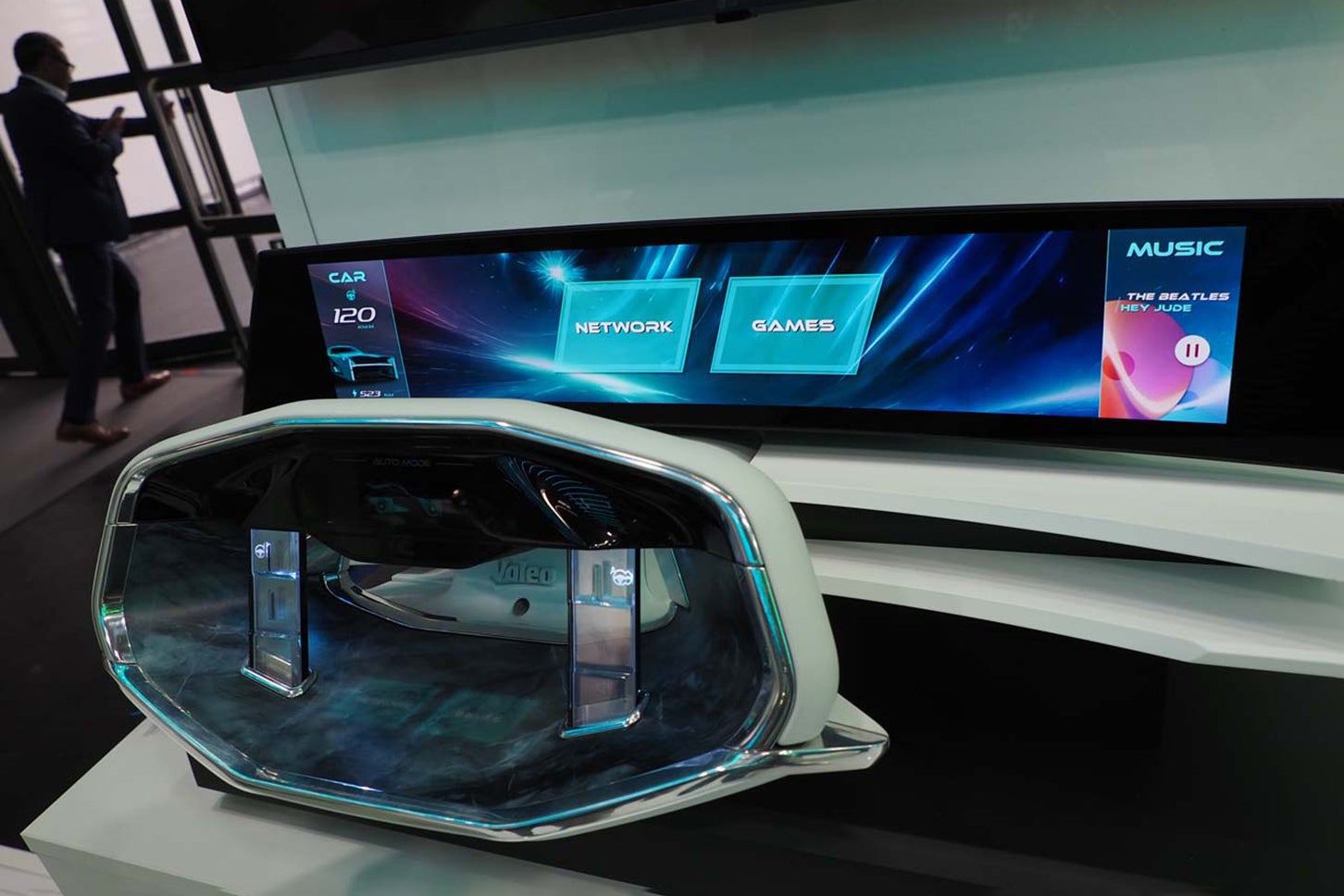 フランスのサプライヤー「Valeo（ヴァレオ）」が世界初公開した次世代ステアリングホイール」。必要に応じてキーボードが登場したり、alcoholチェッカー機能も搭載できる