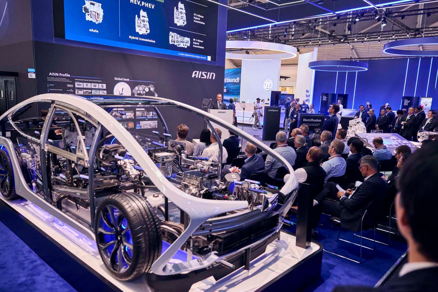 「アイシン」は2019年以来の出展。CN社会の実現に貢献する「電動化」、安心・快適・利便な”移動”を提供する「知能化」を軸に、幅広い領域のラインアップを紹介した（写真：IAA）