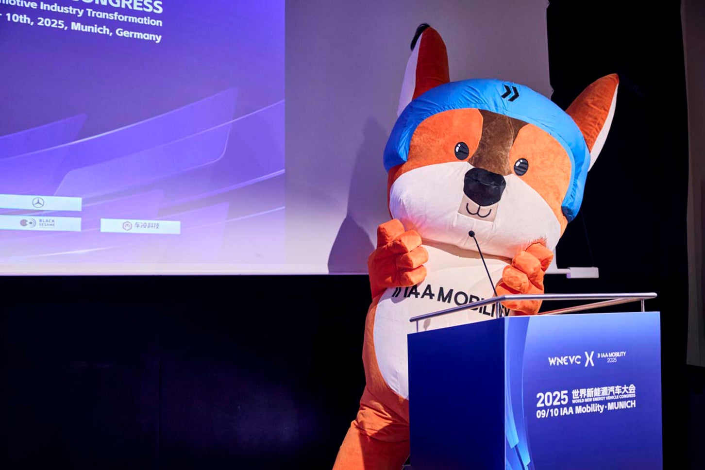 ミュンヘン・モーターショーにもゆるキャラがいた。ショー会場の各所に頻繁に現れていた（写真：IAA）