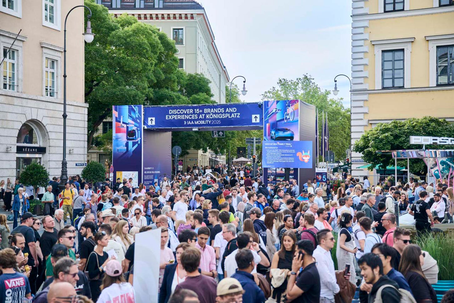 ミュンヘン・モーターショーの「オープンスペース」では週末になるとこの人だかりができていた（写真：IAA）